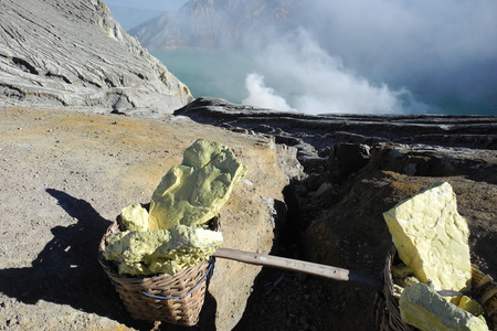 硫矿山上活跃的火山图片