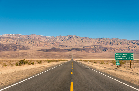 死亡之谷，加利福尼亚州空无限的道路，在沙漠中