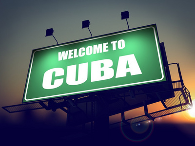 欢迎来到古巴在日出时的广告牌