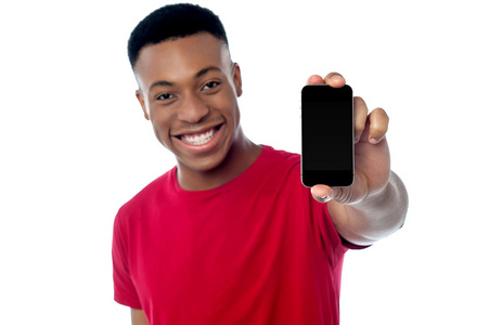 年轻的家伙显示新品牌手机