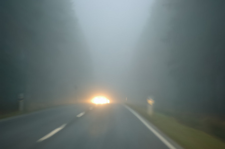 恶劣的天气驾驶国家道谨慎雾