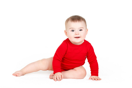 一个快乐可爱的婴儿宝宝女孩肖像林红坐在白色背景上开心的笑