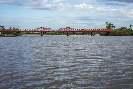 桥梁在 gualeguaychu 河，阿根廷