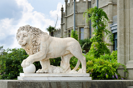 巧夺天工城堡外的狮子雕像照片