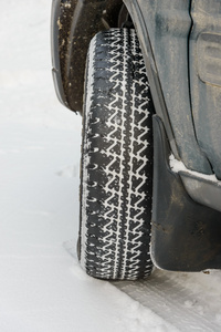 轮子在隆冬雪雪堆