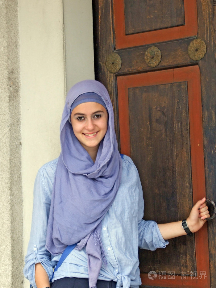 一个漂亮的年轻穆斯林女孩