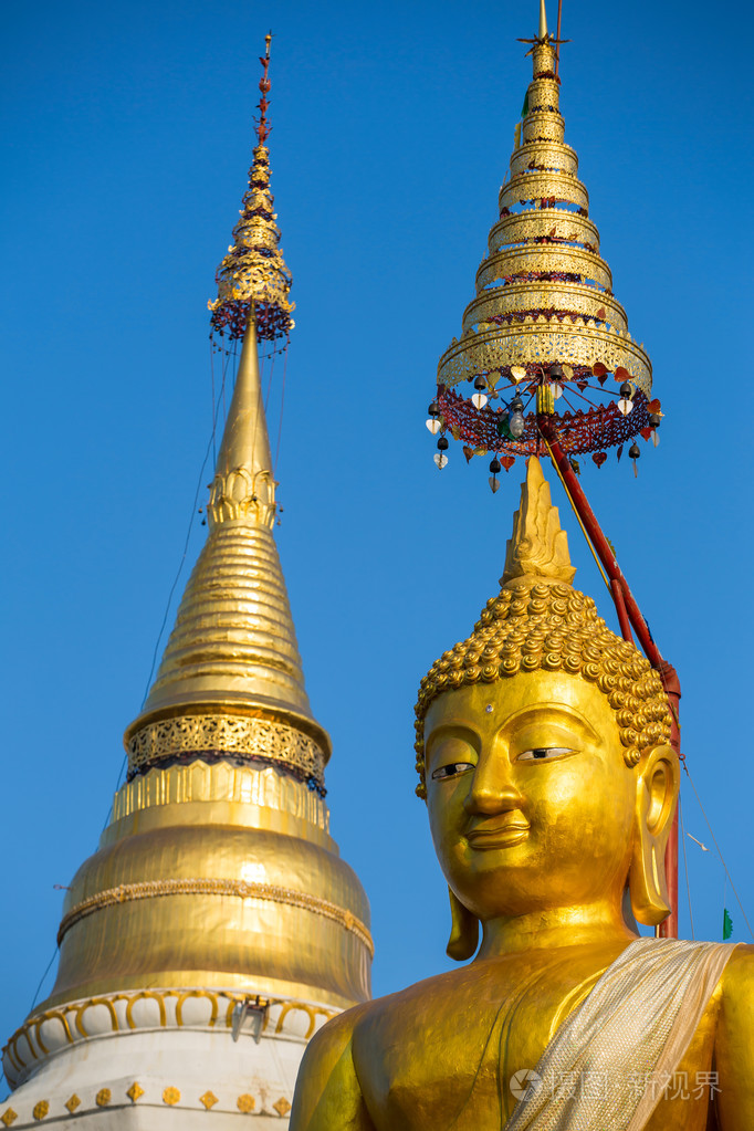 在泰国一间佛寺的金色佛塔和佛雕像