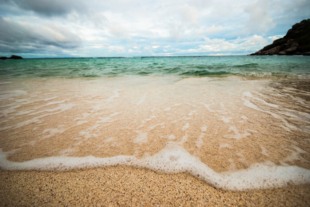 在沙滩上海中的波浪