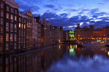 城市风景从阿姆斯特丹之夜在荷兰