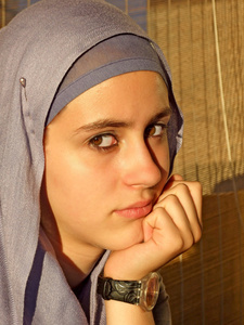 期待着照相机的年轻穆斯林美女图片