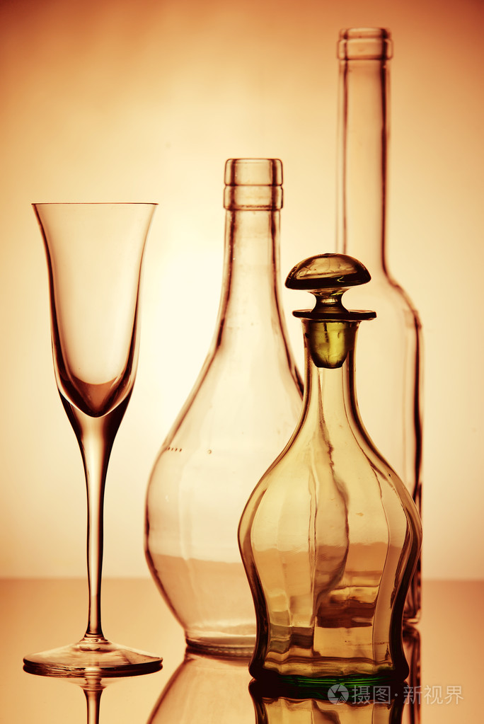 玻璃杯和玻璃瓶组成照片-正版商用图片1ehld2-摄图新视界