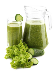 玻璃和绿色蔬菜汁的黄瓜上白色孤立壶