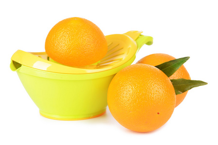 柑橘新闻和孤立的白色衬底上的橘子