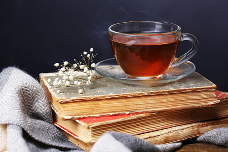 喝杯热茶在书上用格子上深色背景表格照片