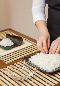 女厨师尽显日式寿司卷饭