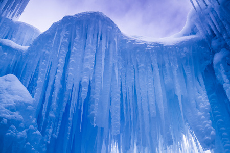 城堡冰凌和冰的形成
