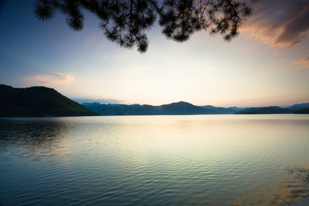 平静的湖面，夕阳下