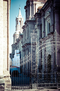 在秘鲁阿雷基帕南北美洲大教堂的侧大门的细节