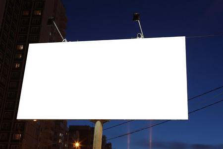 晚上市的空路边的广告牌图片