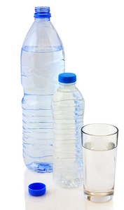 瓶水和玻璃
