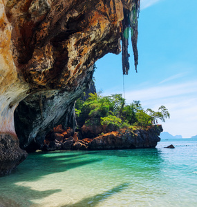 清澈的水和蓝蓝的天空。phra nang 海滩泰国