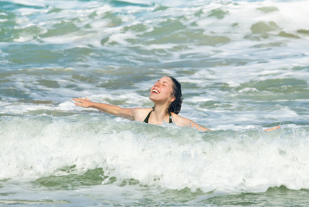 快乐的女孩，在海浪中溅