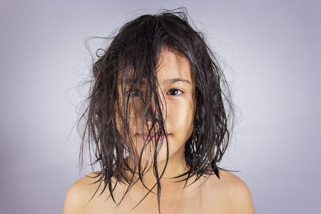 用湿的头发的小女孩