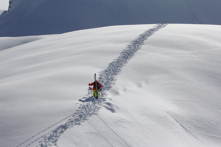 滑雪者攀登一座雪山