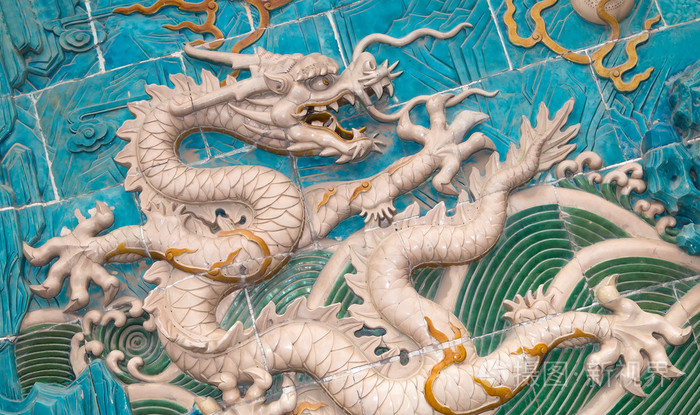 在北海公园,北京,中国的九条龙墙 (jiulongbi).长城始建于 1756 ce