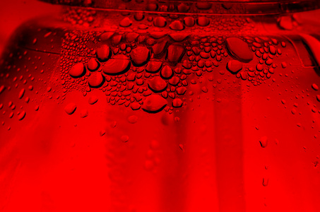 水滴抽象红色表面上