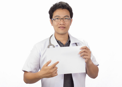 男医生与一个文件夹，站上白色孤立