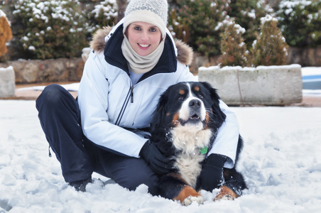 女人和她的宠物在雪中