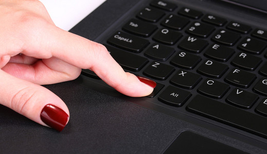 使用电脑键盘的女性手