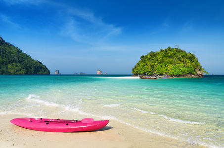 清澈的水和蓝蓝的天空。泰国甲米省海滩