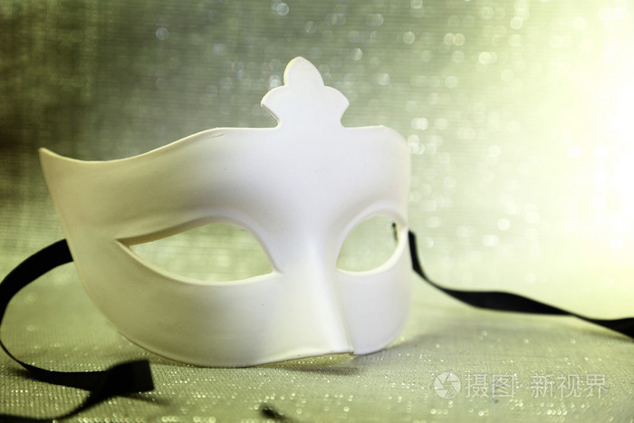 白色面具与闪闪发光的背景