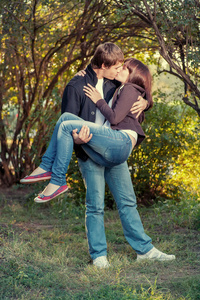 浪漫的年轻情侣接吻图片
