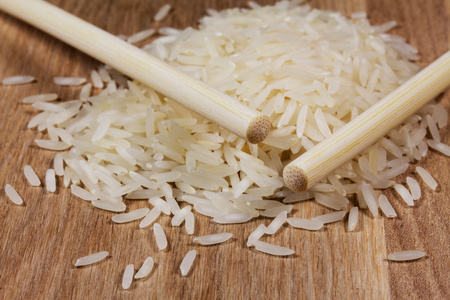 水稻籽粒木制表面和筷子