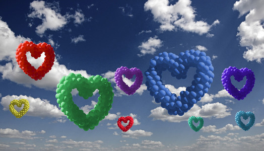 心形多彩气球在天空中,爱的符号照片