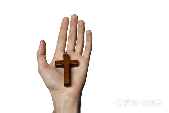 男手里拿着木制十字架