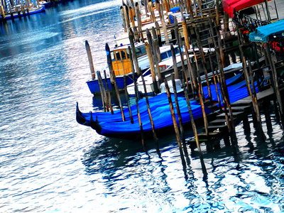 在威尼斯的水袋吊船