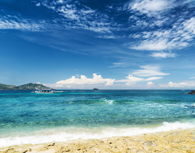 蓝色和热湖美丽的热带海和蓝色的天空照片