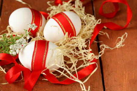 装饰着红丝带   象征着复活节假期节日鸡蛋