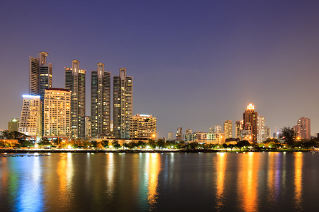 现代的居住区，在黄昏时分在曼谷，泰国