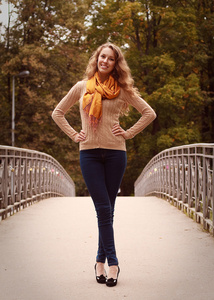 时尚女人秋季公园一座桥上