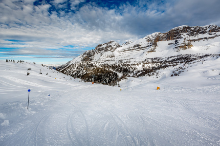 在意大利阿尔卑斯山，麦当娜迪多纳滑雪场附近的滑雪坡它