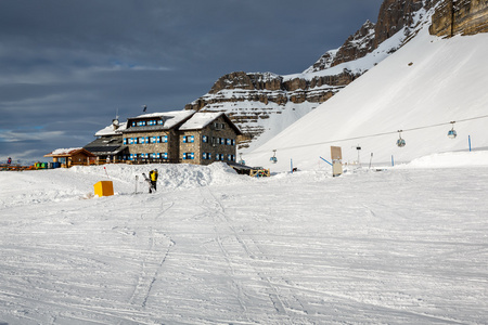 麦当娜迪多纳滑雪胜地，意大利阿尔卑斯山的滑雪餐厅