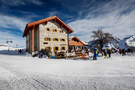 麦当娜迪多纳滑雪胜地，意大利阿尔卑斯山的滑雪餐厅