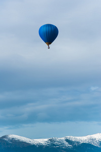 蓝色的气球，在蓝蓝的天空