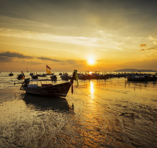 传统的泰国小船在日落海滩。甲米省南湾