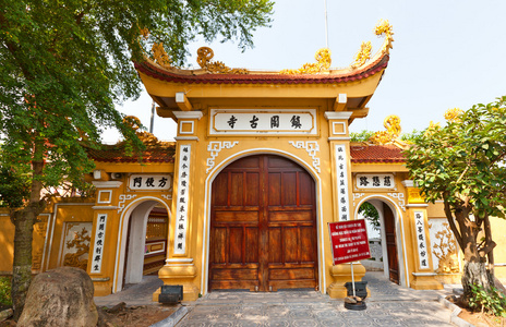 陈德良富国宝塔 1639 的大门。越南河内
